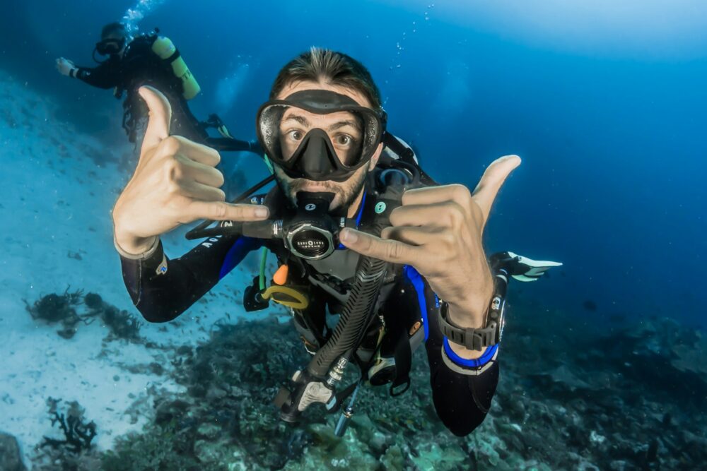 ダイビングして水に浸っている男性