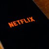 NETFLIXと表示されているスマホ