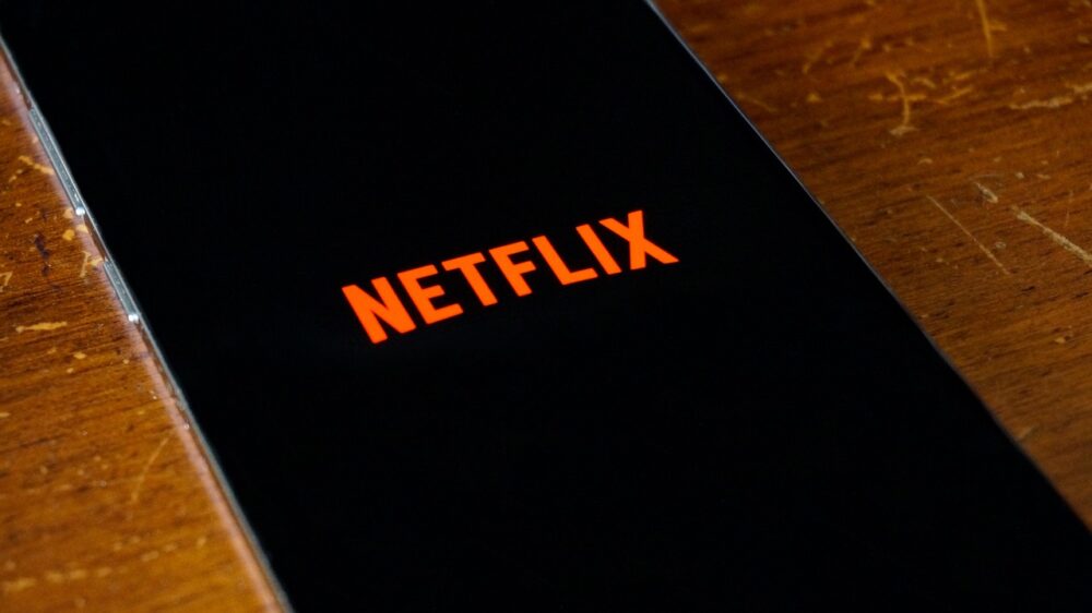 NETFLIXと表示されているスマホ