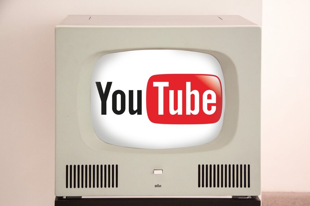 Youtubeが表示されているブラウン管TV