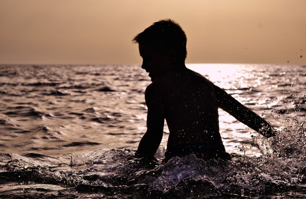 海で泳ぐ少年