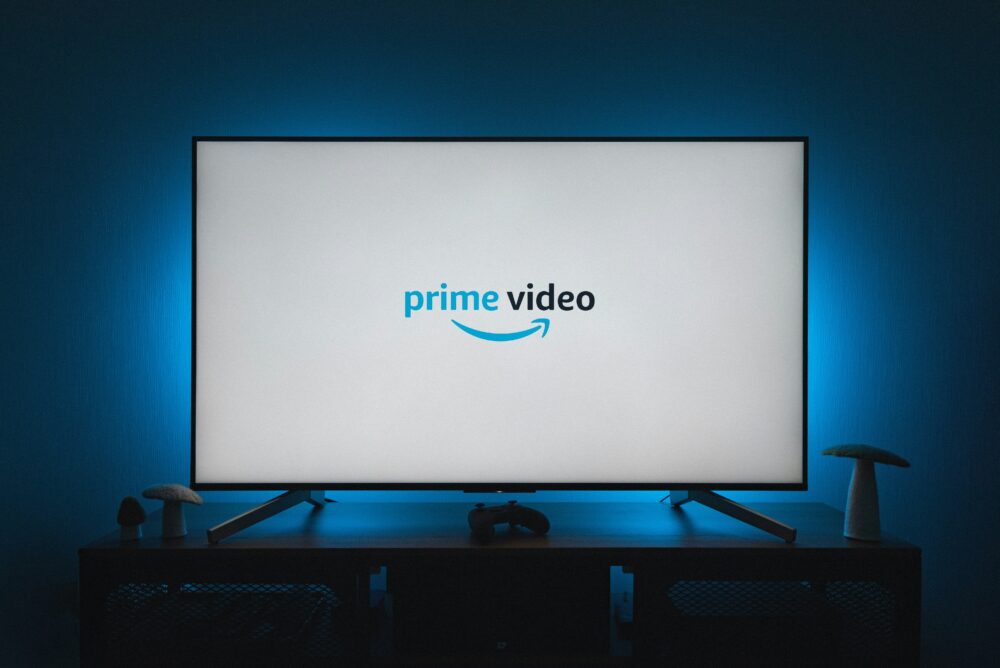 prime videoの画面が映されているテレビと青く薄暗い部屋