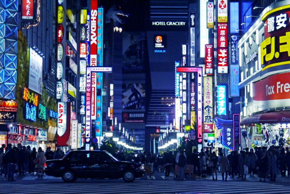 夜の新宿の光景