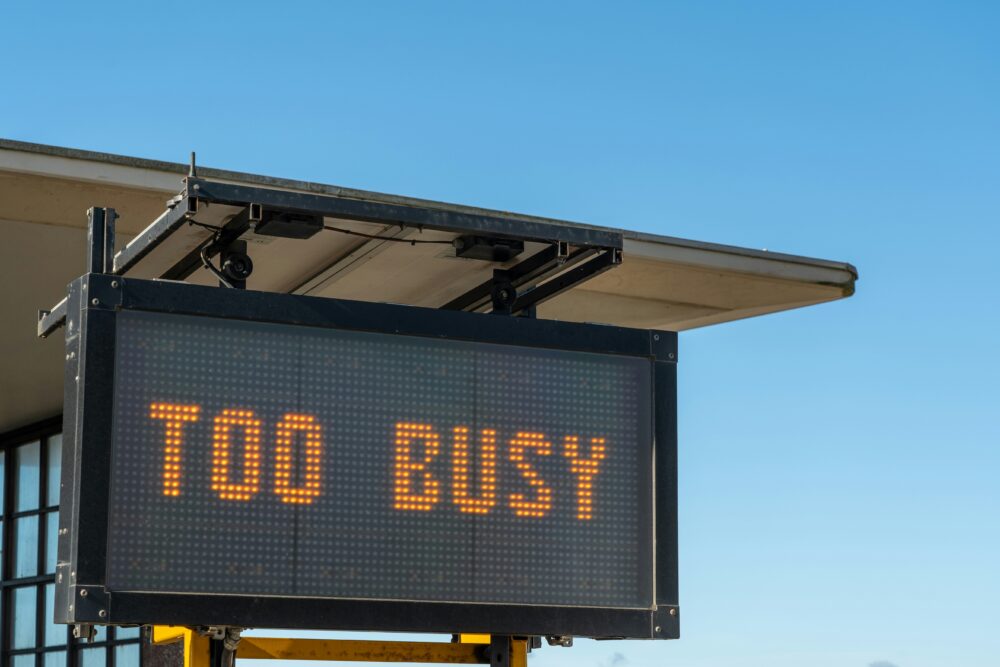 TOO BUSYと表示された電光掲示板