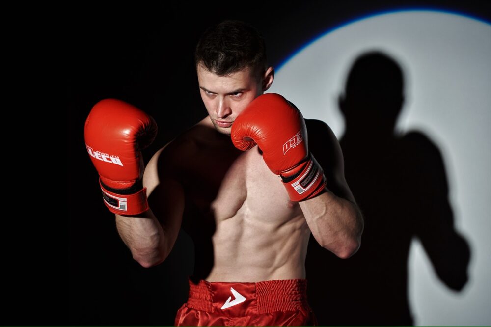 ファイティングポーズをとるボクサー