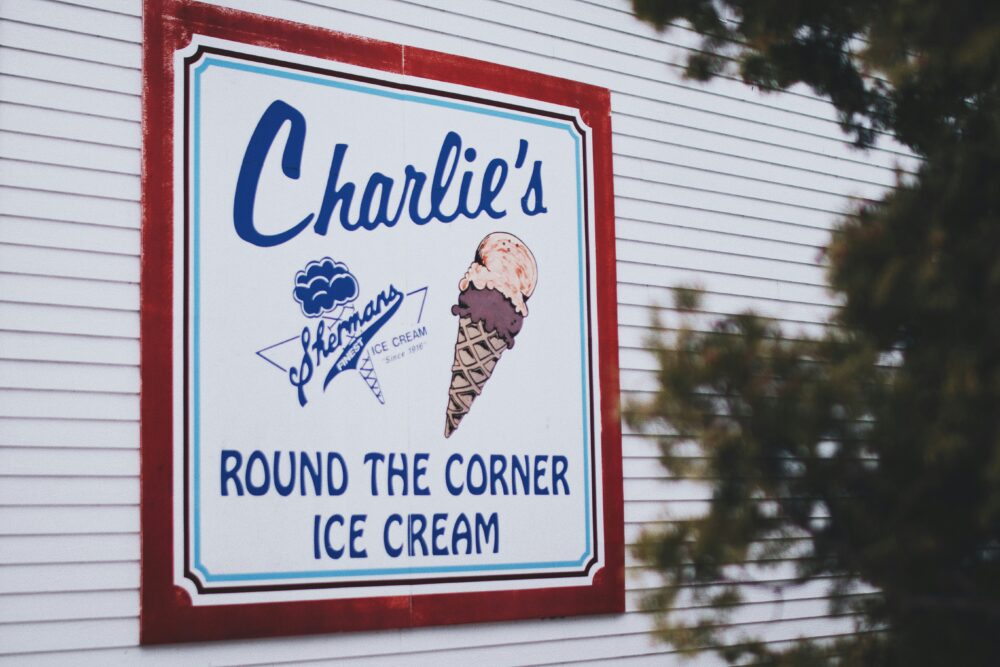 「Charlie's」というアイスクリーム屋の看板