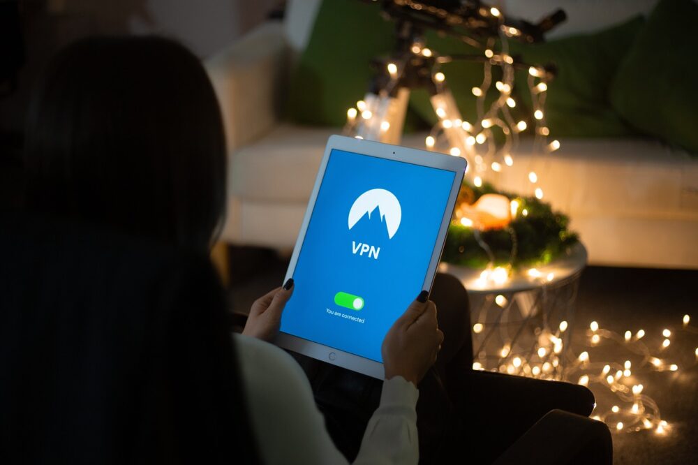 VPNの表示されているタブレットを持つ女性